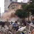 Strašna snimka iz Turske: Dok spasioci traže preživjele, iza leđa im se ruši golema zgrada