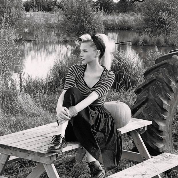 FOTO Mlada ljepotica obožava vintage stil - u retro krpicama donosi seksepil iz 1950-ih