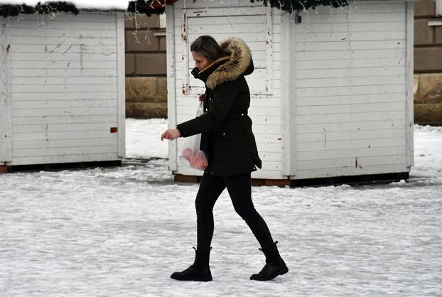 Zaleđene prometnice i javne površine Slavonskog Broda otežavaju kretanje građana