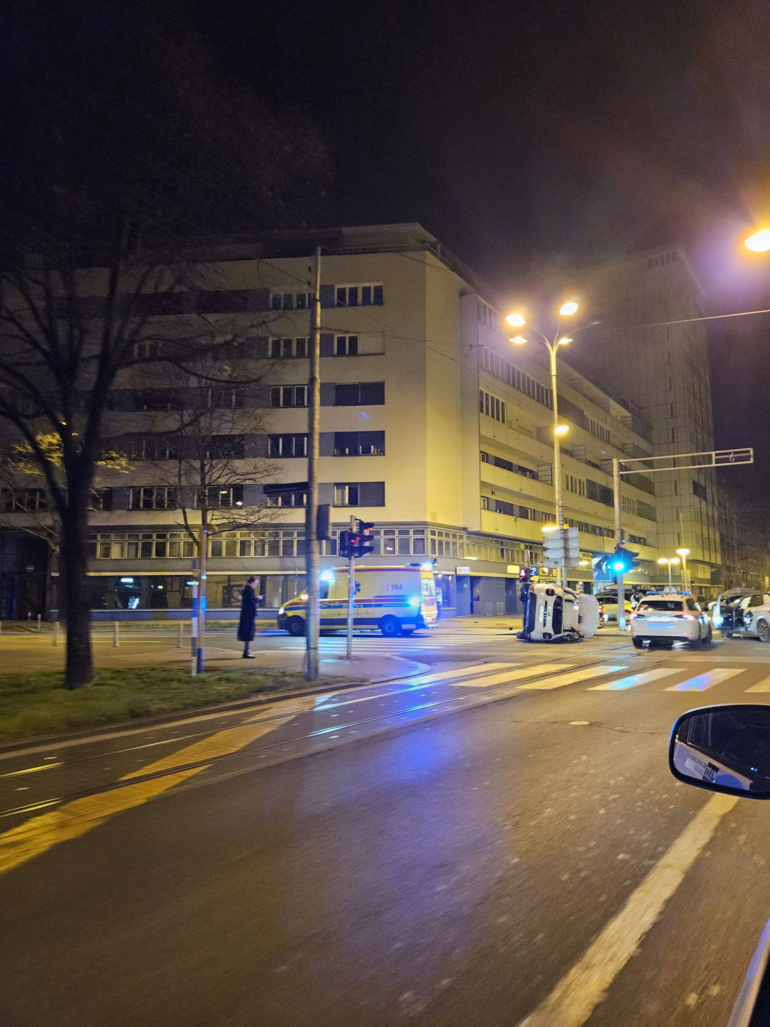 VIDEO Krš i lom u Zagrebu.  Auto završio na boku nakon nesreće. Policija: Ozlijeđena maloljetnica