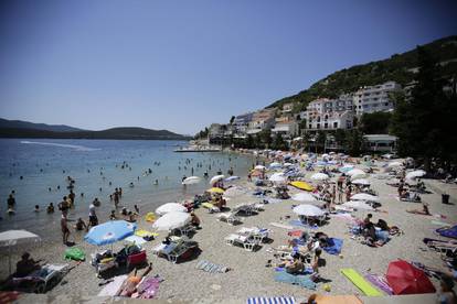 Pune gradske plaže u Neumu