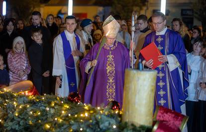 Nadbiskup Hranić u Osijeku upalio prvu adventsku svijeću. Počela proslava Dana grada