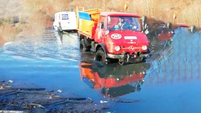 Zapeli su autom u metar i pol dubokoj vodi: Stigli vatrogasci