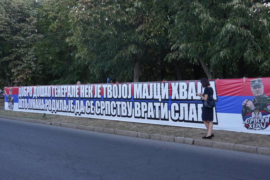 Beograd: Brojni građani došli odati počast ratnom zločincu Ratku Mladiću