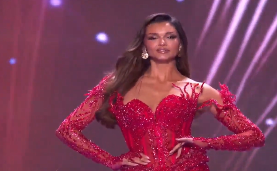 Laura Gnjatović objavila video sebe u badiću: Prošetala je i u raskošnoj večernjoj haljini...