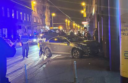 VIDEO U zagrebačkoj Ilici autom sletio s ceste, pokosio stupiće i lakše ozlijedio jednog pješaka