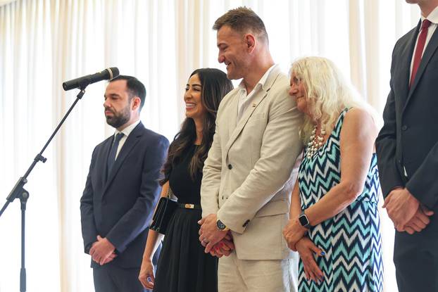 Zagreb: Predsjednik Zoran Milanović uručio je odlikovanje Stipi Miočiću