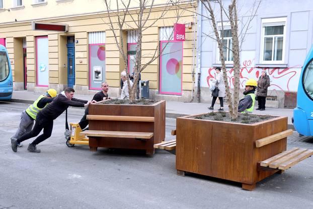 Zagreb: Radnici morali pomicati žardinjere u Draškovićevoj kako bi kamion mogao dostaviti građevinski materijal
