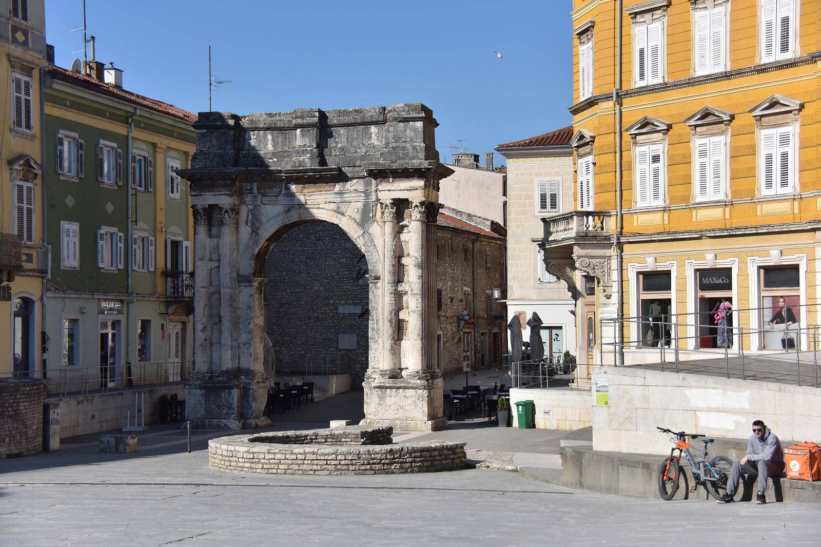 Hrvatska u strahu: Gradovi su prazni, a bez maske nikuda...