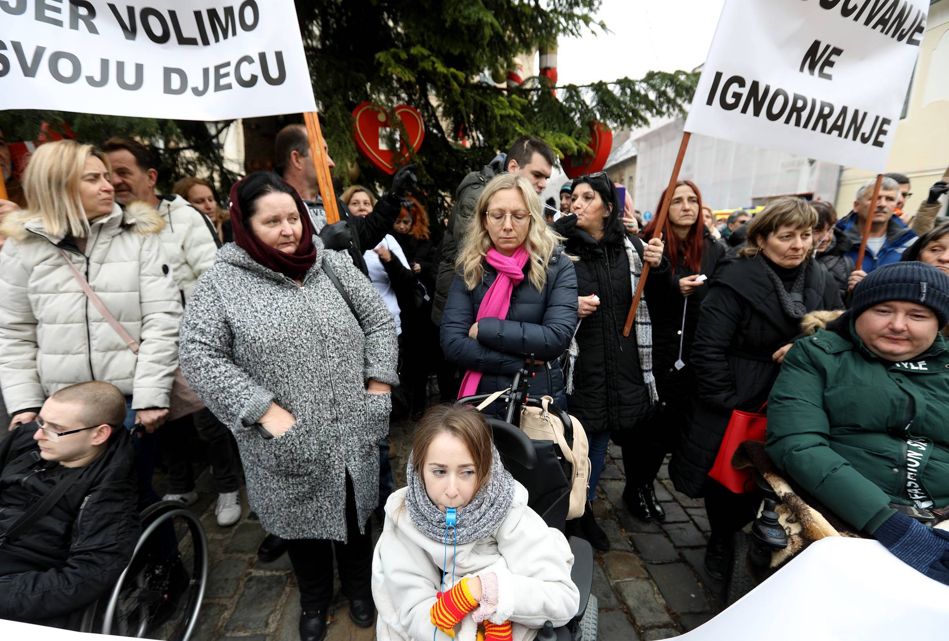 Zagreb: Prosvjed na Markovom trgu Udruge obitelji djece s teškoćama u razvoju "Sjena"