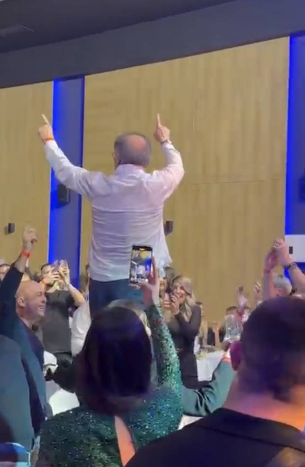 FOTO Evo kako bjegunac Mamić trga košulju, ljubi ruku udovici zločinca i bogato kiti tamburaše