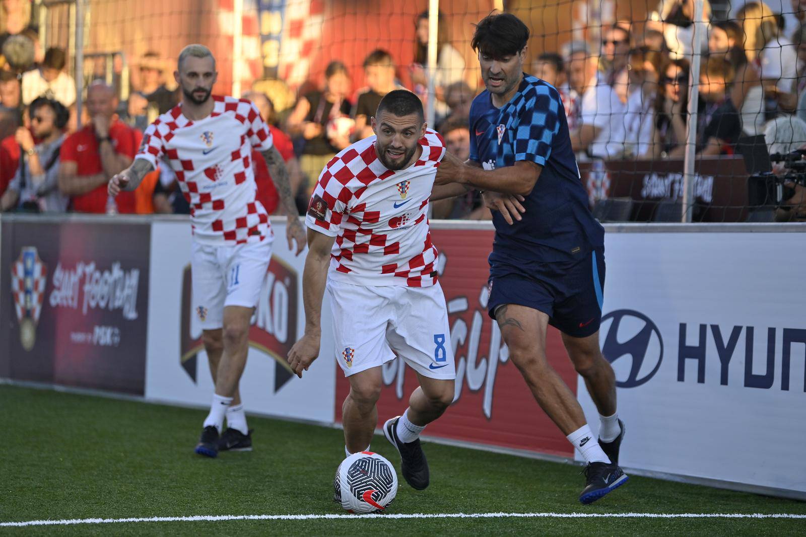 Međusobni okršaj zvijezda Vatrenih u uličnom nogometu održan je u Zagrebu