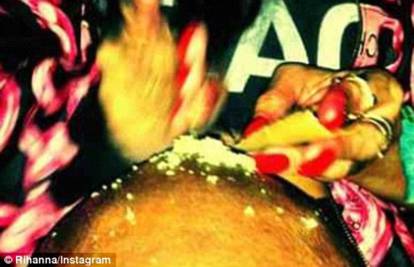 'Pukla'? Rihanna objavila sliku sebe s prahom sličnim 'koki'