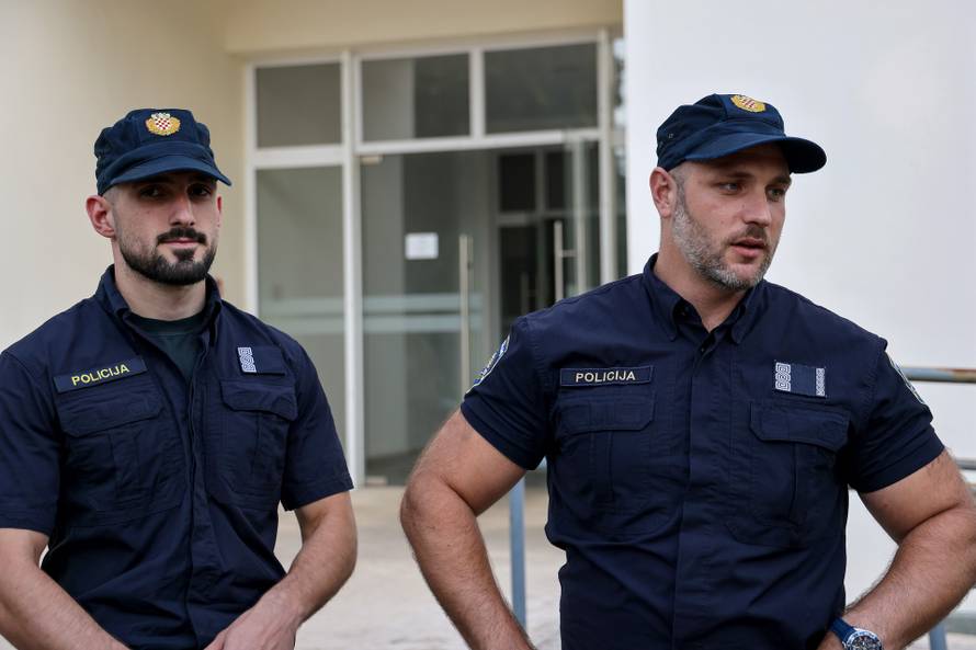 Zadar: Policajci koji su spasili obitelj iz požara