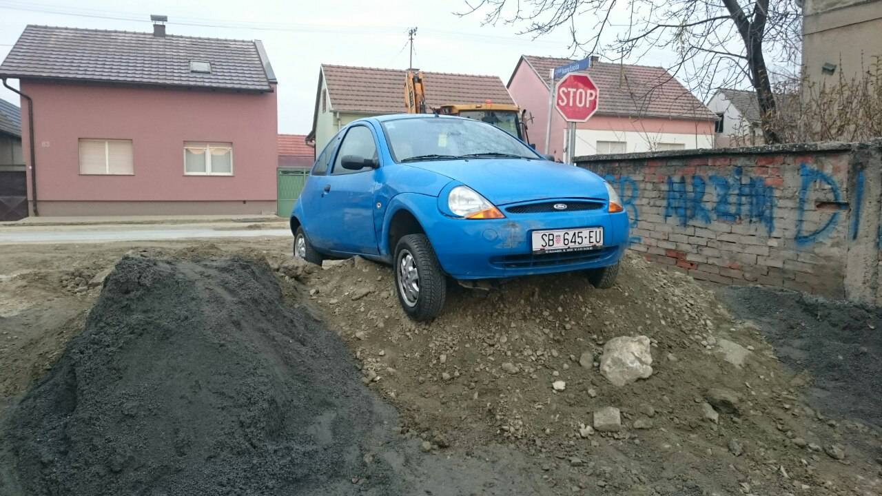 Izazvao prometnu nesreću pa plavim Fordom zapeo u šljunku