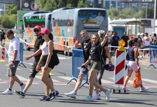 Zagreb: Obožavatelji idu prema fan zonama gdje će čekati ulazak u Hipodrom