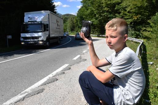 Priča o Zuhdiji (13) s kupinama pokrenula je val dobrote, stiže mu uskoro i laptop: 'Hvala vam'