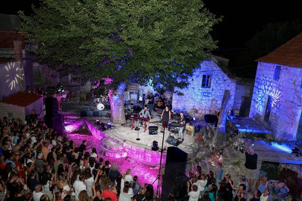 Zadvarje: Petar Grašo i Domenica nastupili na Zadvarskoj noći