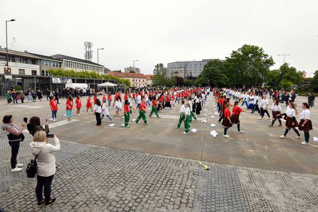 Varaždin: Stotinu maturanata varaždinskih srednjih škola plesalo tradicionalnu Quadrillu