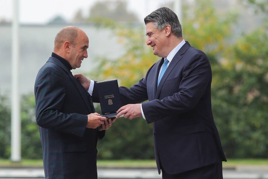 Zagreb: Milanović uručio odlikovanja pripadnicima 1. gardijske brigade Tigrovi