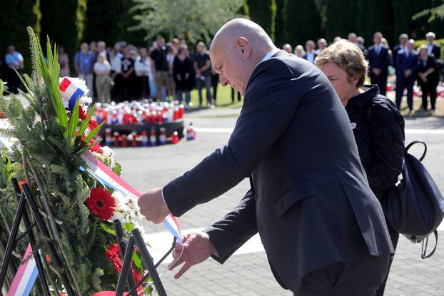 Vukovar: Polaganje vijenaca na Memorijalnom groblju povodom obilježavanja Dana sjećanja na nestale
