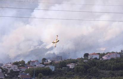 Veliki požar kod Solina je pod kontrolom: Kanader će do noći natapati to područje vodom