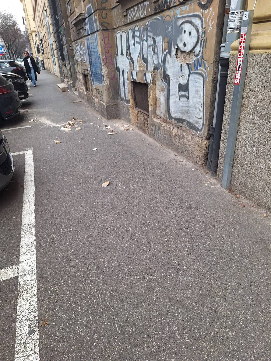 FOTO Pala žbuka u Branimirovoj ulici: 'Žena je zamalo poginula'