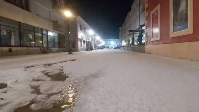 VIDEO Na Livno je u petak palo toliko leda da ulice izgledaju kao da ih je zatrpao snijeg
