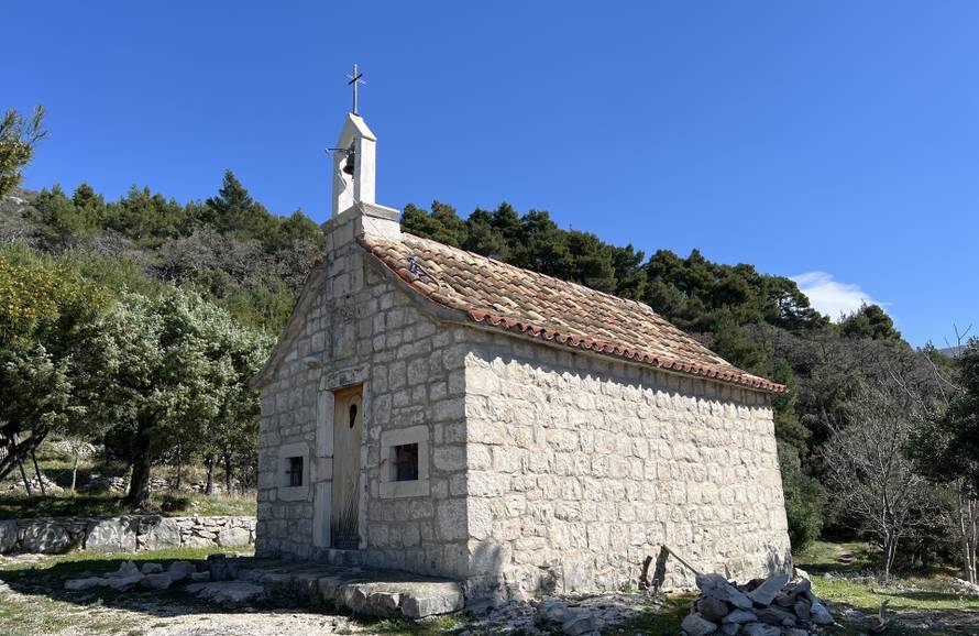 Kaštela: Uz oltar u crkvi zapalili vatru i napravili peku