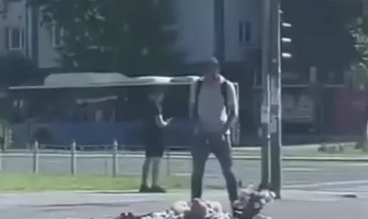 Sramota u Novom Sadu: Čovjek mokrio po cvijeću i svijećama za poginule u padu nadstrešnice