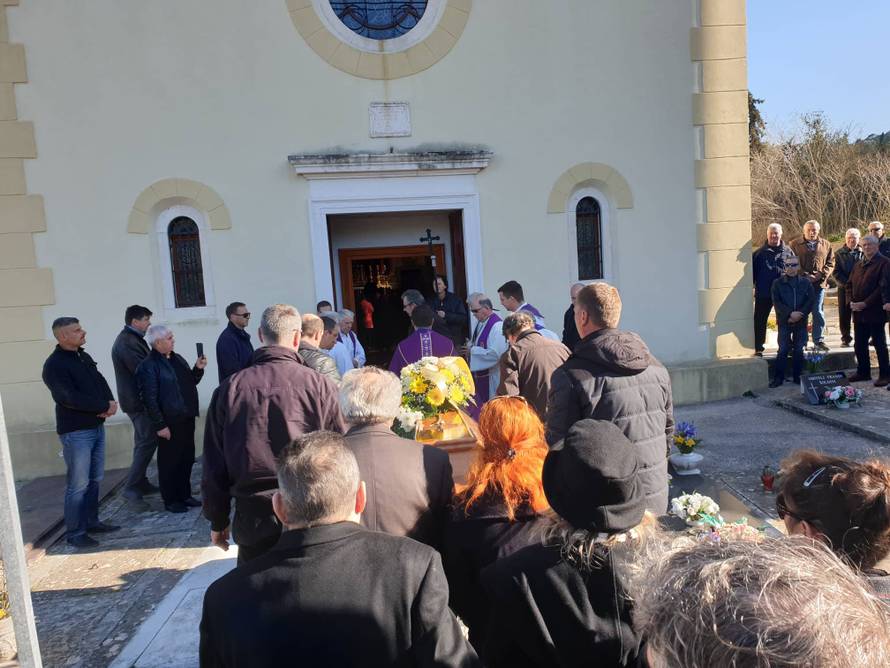 Bio je osuđen za pedofiliju: Don Ivanov je pokopan na Ugljanu