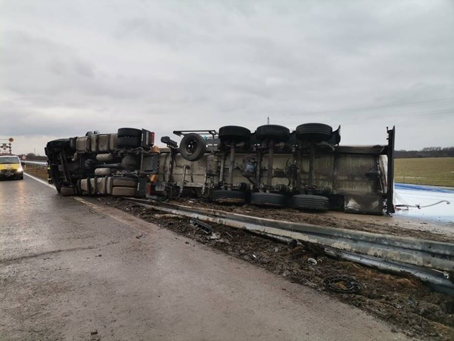 VIDEO Policija o nesreći na A3: Vozač u bolnici, cisternom je udario u ogradu pa se prevrnuo