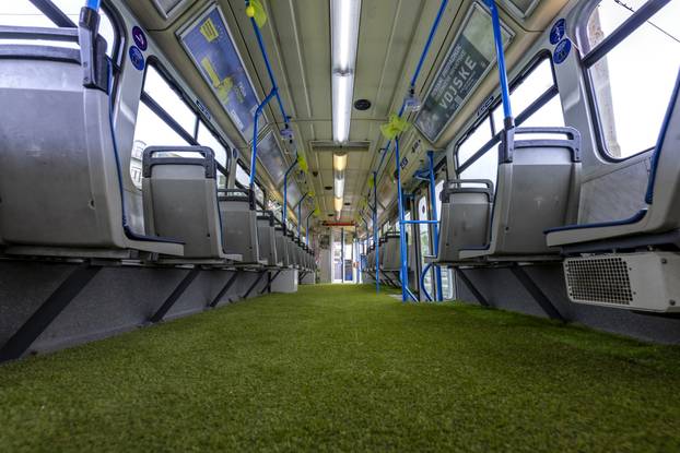 Tramvaj ukrašen Uskrsnim dekoracijama vozi po Osječkim ulicama 