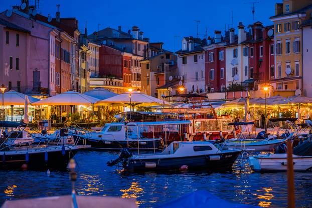 Gradske fotografije u sumrak grada Rovinja