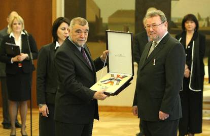 Stjepan Mesić odlikovao Vladimira Šeksa za zasluge