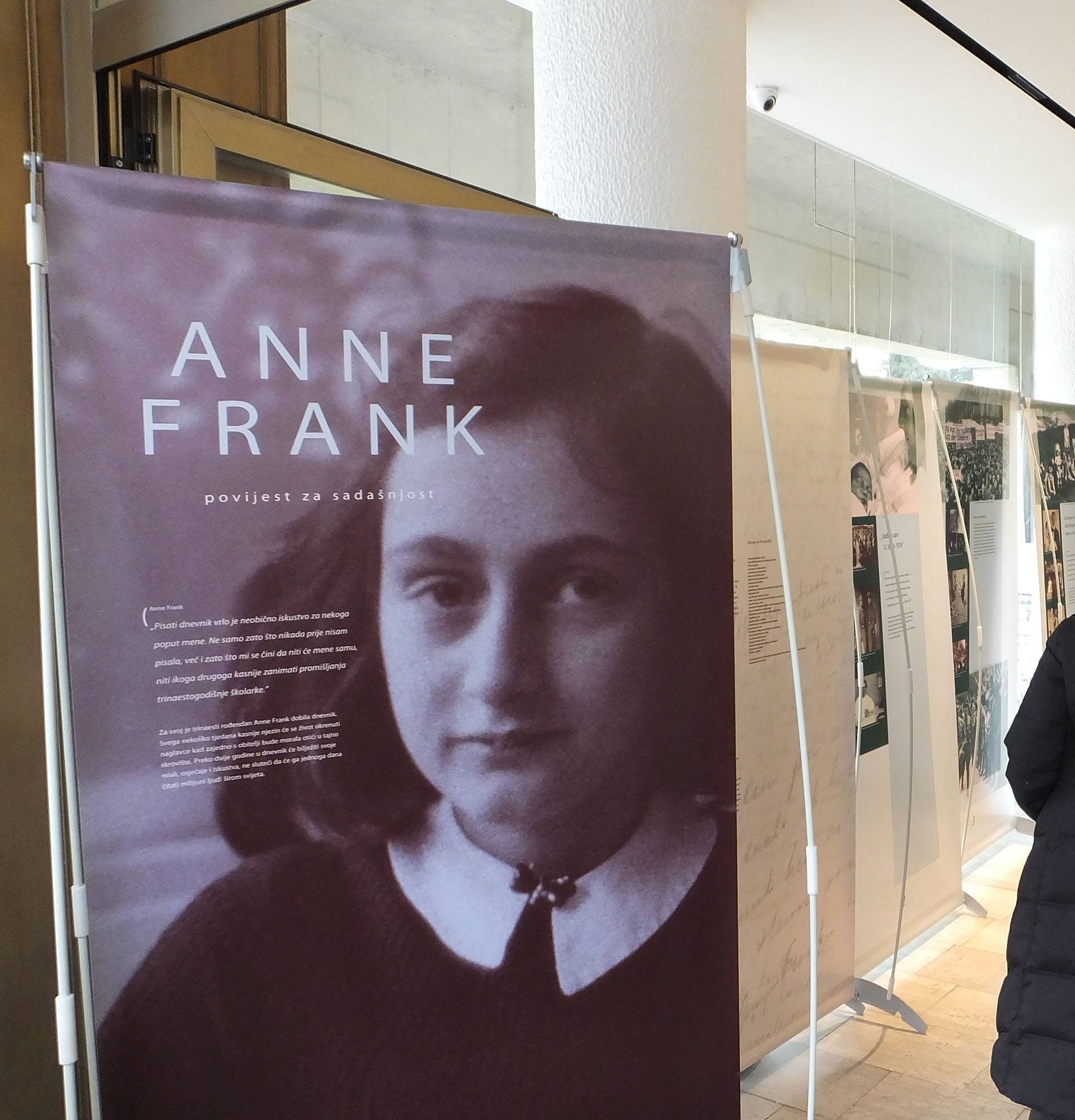 Prekinuli izložbu o Anni Frank zbog slika ustaša i partizana