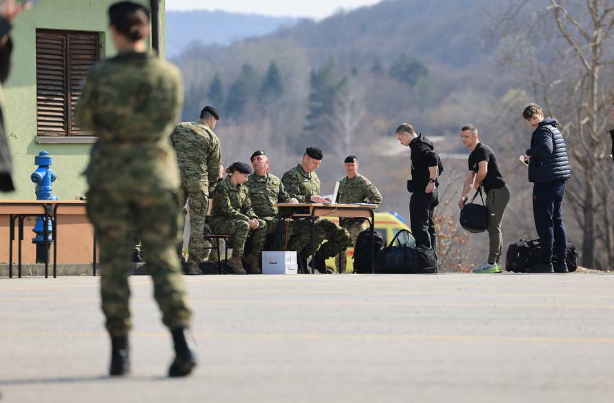 Ministar Anušić i general Kundid na prvom danu TVO-a na Slunju