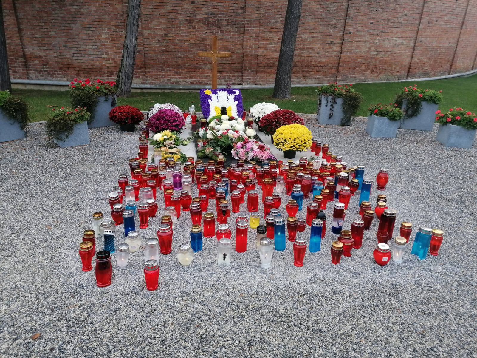 VIDEO Velik broj ljudi na Mirogoju, na grobu Bandića zapalili desetke lampaša
