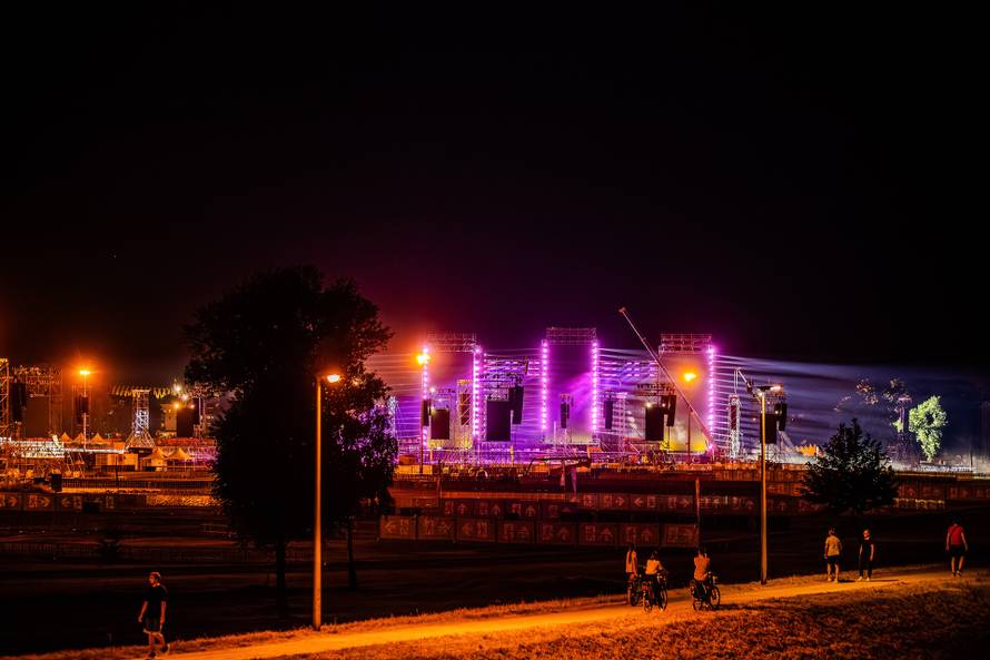 Zagreb: Spektakularna svjetlosna proba na Hipodromu uoči Thompsonovog koncerta