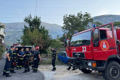 FOTO Nakon cjelonoćne borbe s buktinjom kod  Žrnovnice ovako su vatrogasci dočekali smjenu