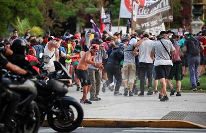 Prosvjednici u Buenos Airesu tuku policajce, oni ispaljuju na njih gumene metke i suzavac