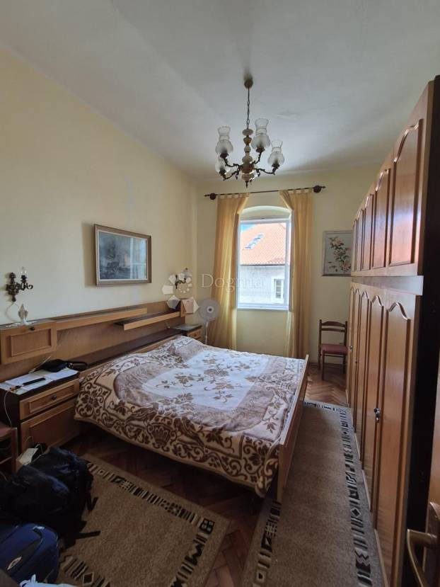 FOTO 'Namještaj iz doba Juge i bakina deka': Ovaj stan u Splitu prodaju za skoro 2 milijuna eura