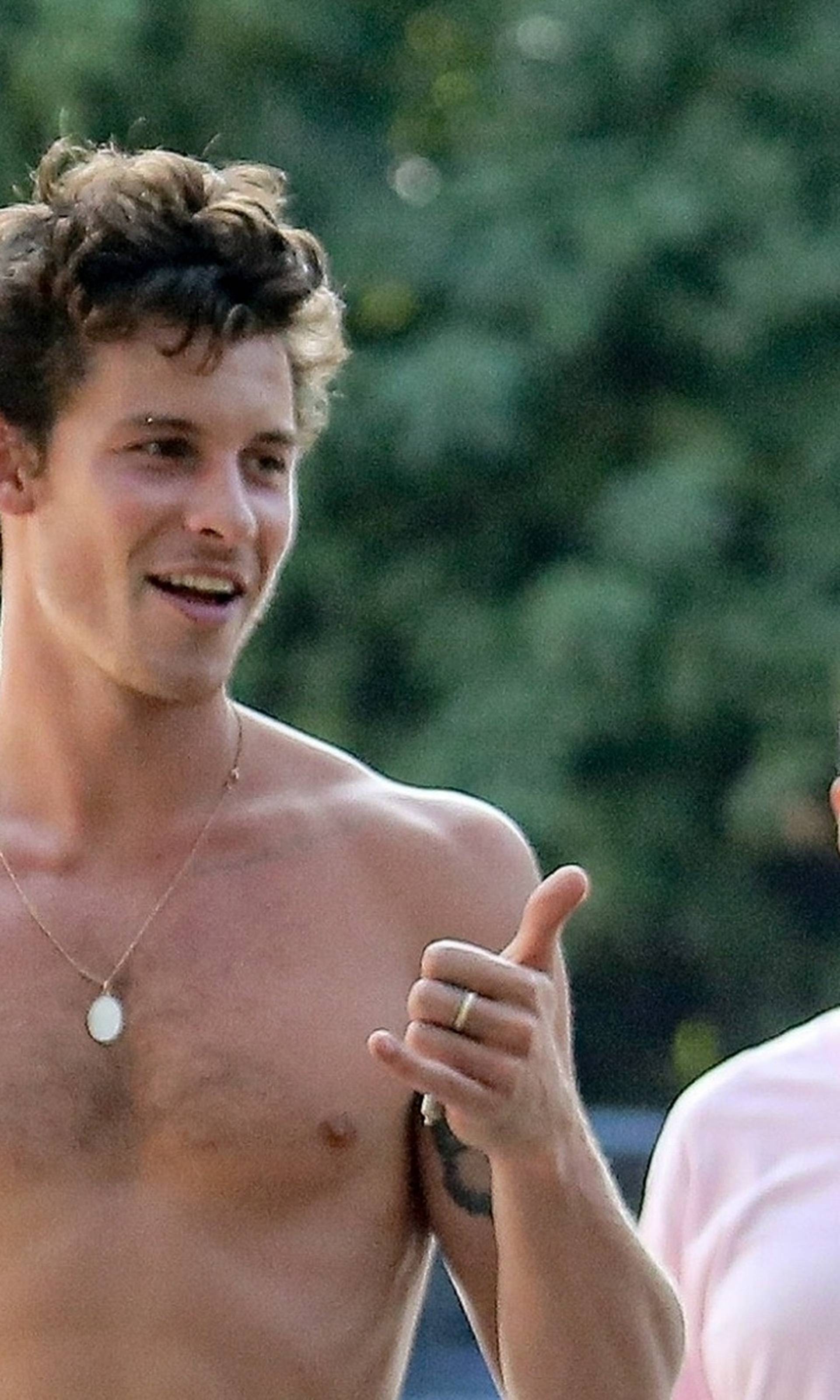 *EXCLUSIVE* Shirtless Shawn Mendes spends his 25th Birthday with Girlfriend Jocelyne Miranda taking a hike in LA **WEB MUST CALL FOR PRICING**