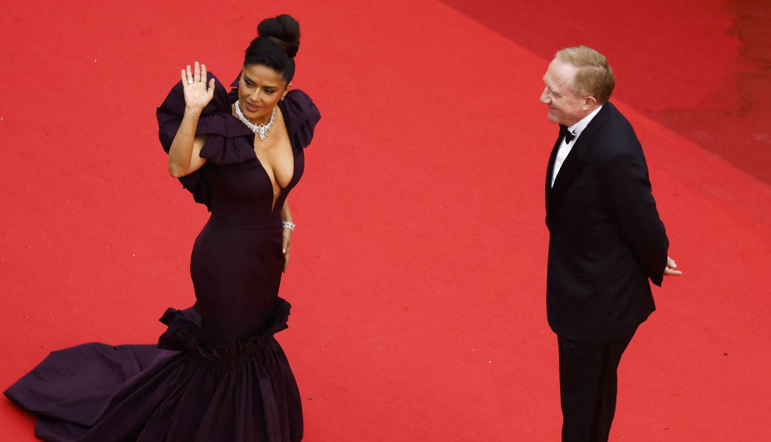 Salma Hayek počastila fanove zanosnim fotkama u ogrtaču, a oni pišu: Ne sliči na sebe, užas!