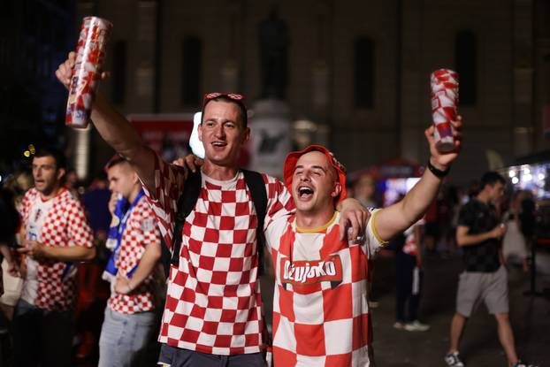 Zagreb: Slavlje navijača na trgu nakon pobjede Hrvatske