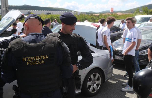 Navijači Rijeke na izlazu Dugopolje uz policijsku pratnju nastavljaju prema Poljudu