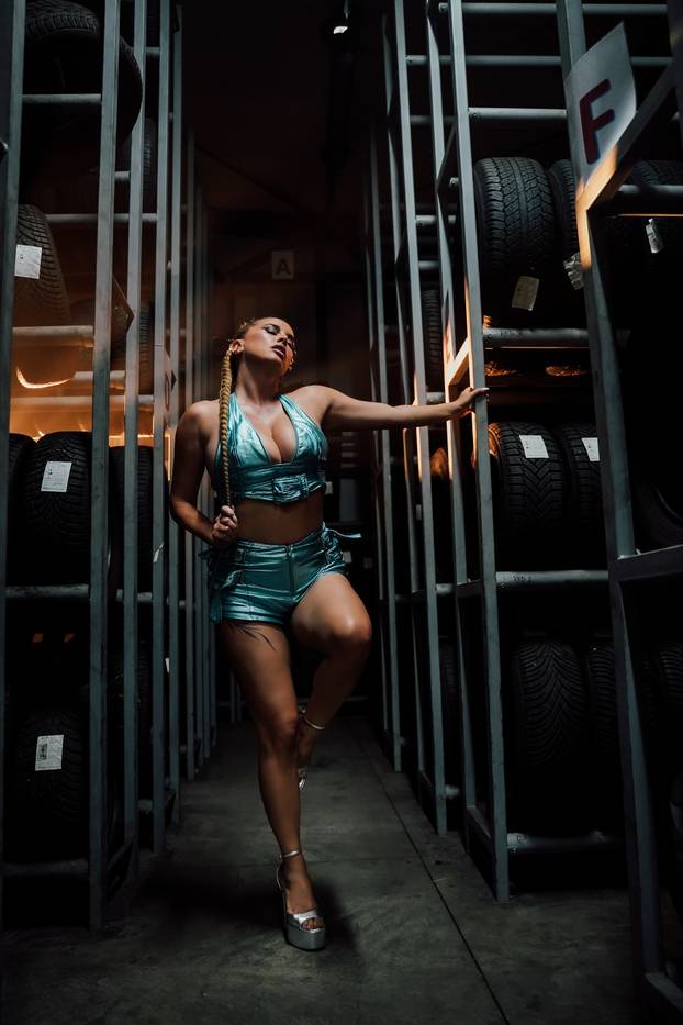 FOTO Pozirala za Playboy, ima i svoju knjigu: Evo kako je Nives izgledala na početku karijere...