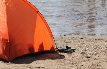 Upao u šator na plaži u Puli i pretukao dvojicu muškaraca, jednog od njih teško ozlijedio