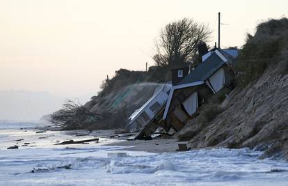 Britanci ostali bez kuća: Zbog plimnog vala propale u more
