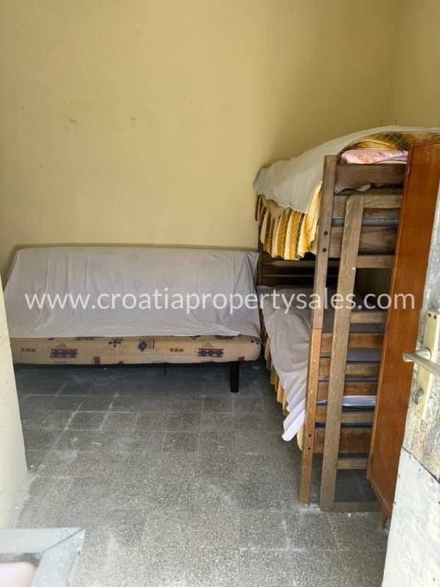 FOTO Ovo je, vjerovali ili ne, garsonijera! Prodaju je u Splitu. 59.000 eura, a vidite li vi WC?